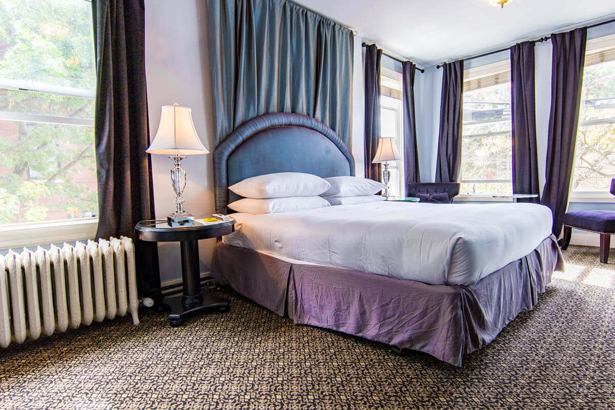 Room with bed at Hotel Ballard